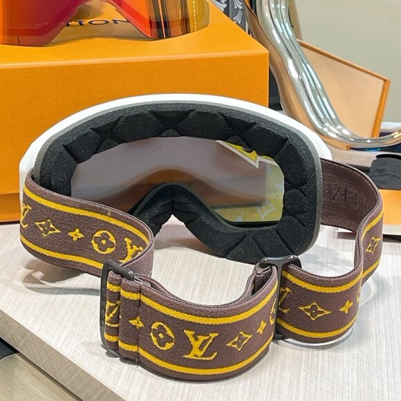 Louis Vuitton Ski Goggles with Monogram - Picture 3 of 6